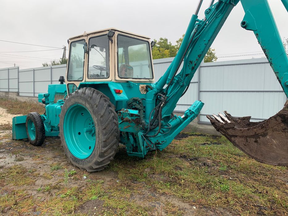 Ескаватор юмз на повному ходу стоїть стартер