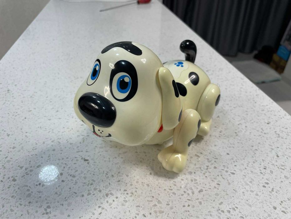Роботизований, інтерактивний собака Лакі