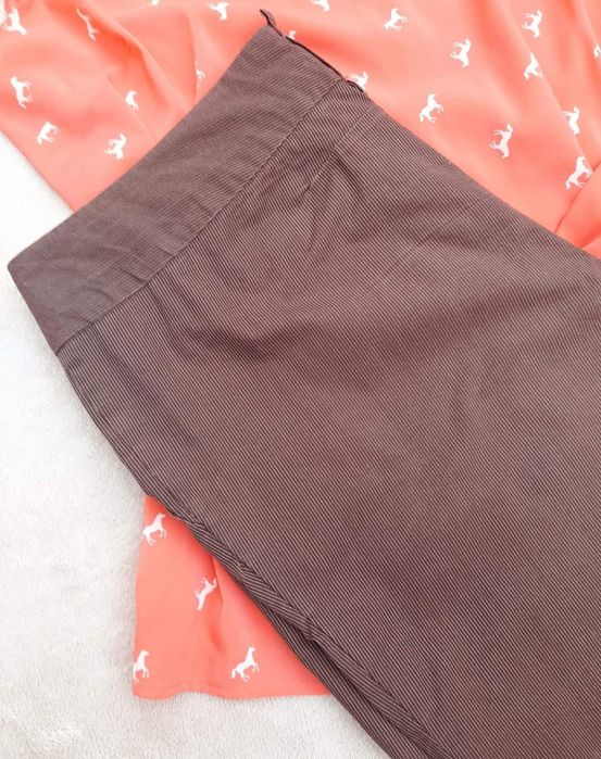 Класичні брюки в тонку смужку.