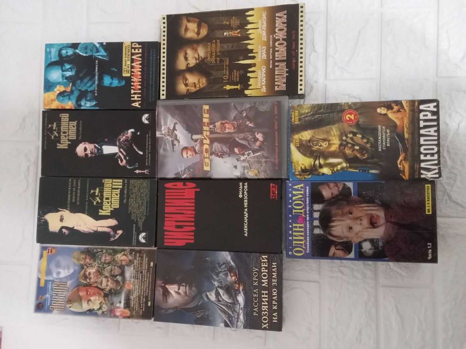 Видеокассеты с разными фильмами