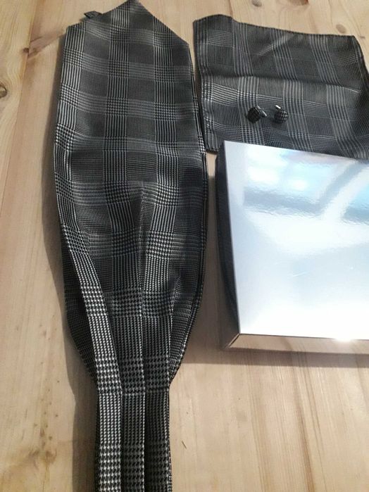Elegancki zestaw fular, poszetka spinki pudełko prezentowe 100% jedwab