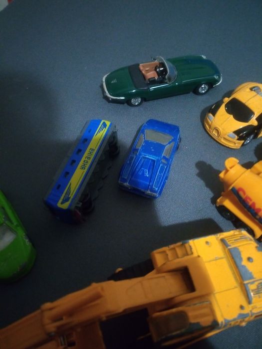 Машинки металеві різні