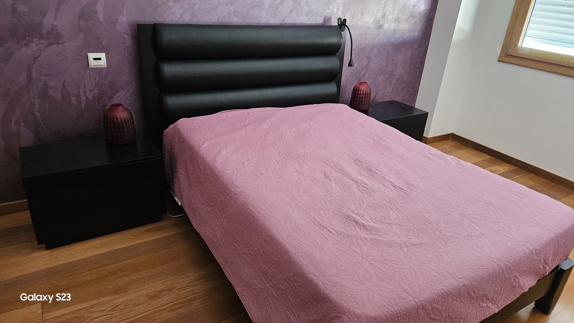 Cama de casal + mesas de cabeceira