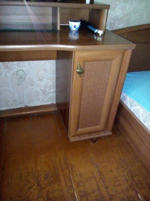 Туалетный столик с зеркалом от гарнитура