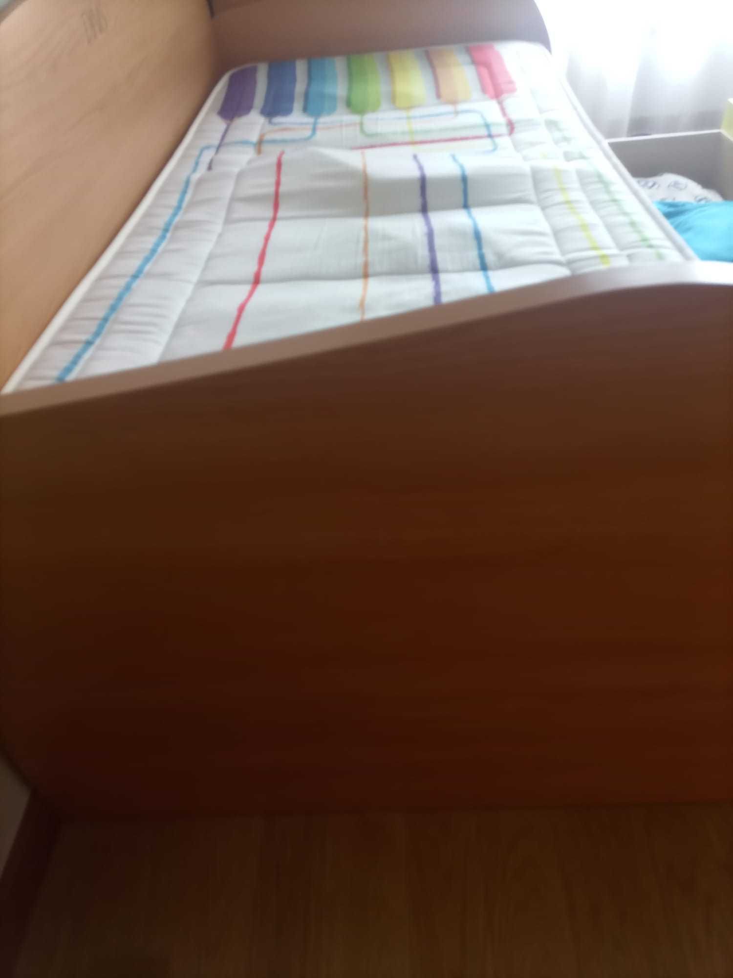 Quarto individual - cama e camiseiro