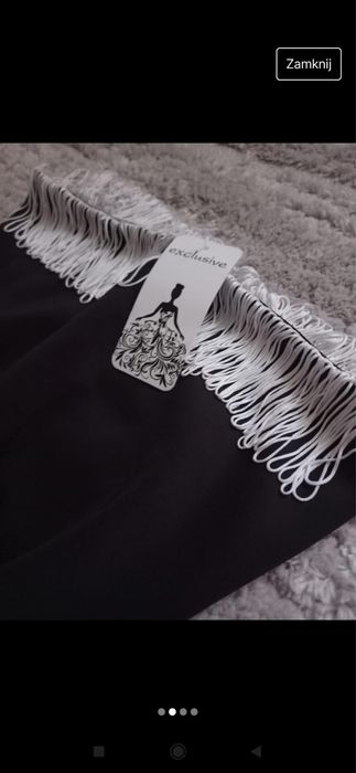 Czarna dopasowana sukienka