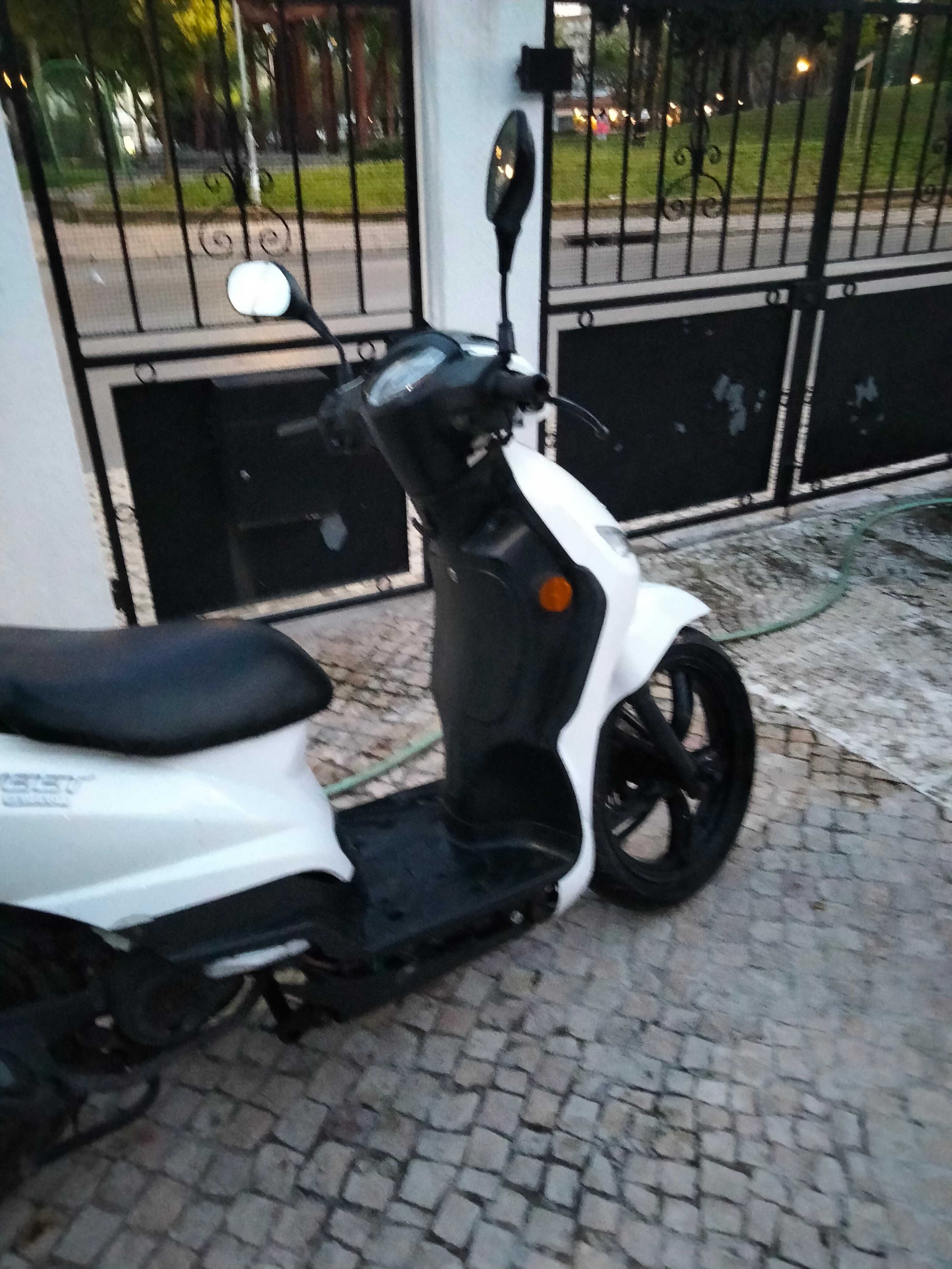 Scooter 50 CC    1000 € impecável