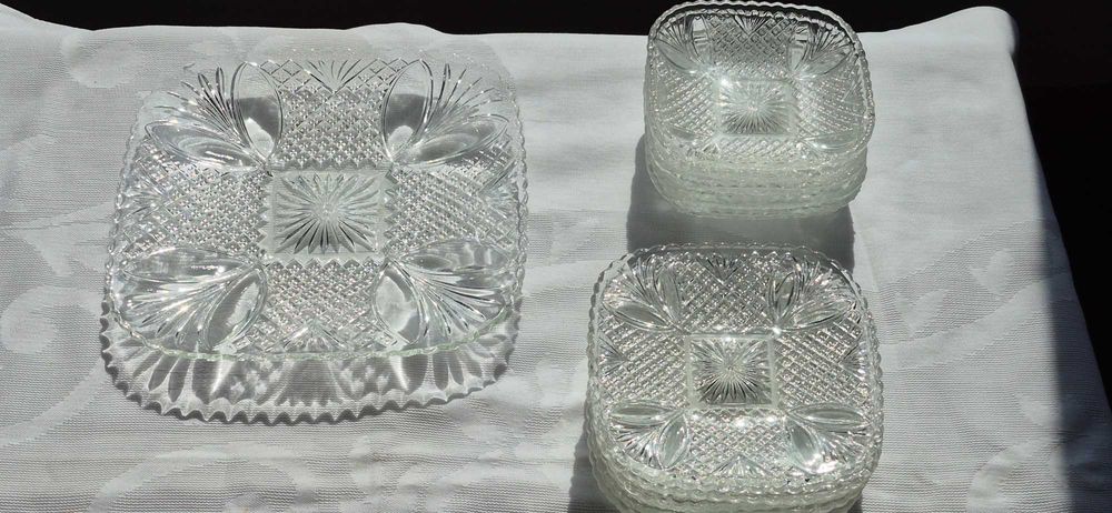 Pratos e taças de vidro lavrado