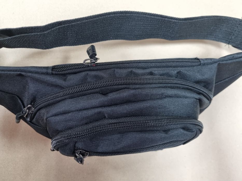 Czarna saszetka 4 kieszenie pojemna