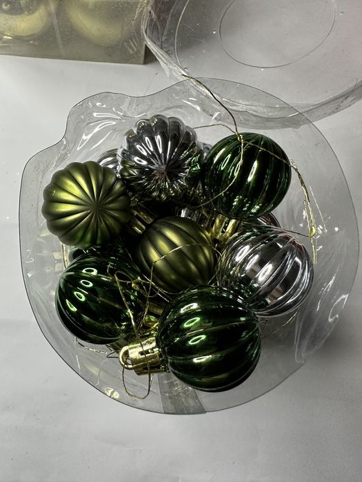 Різні новорічні іграшки