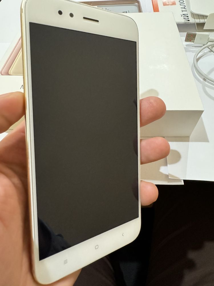 Xiaomi Mi A1 золотистому корпусі в дуже гарному стані