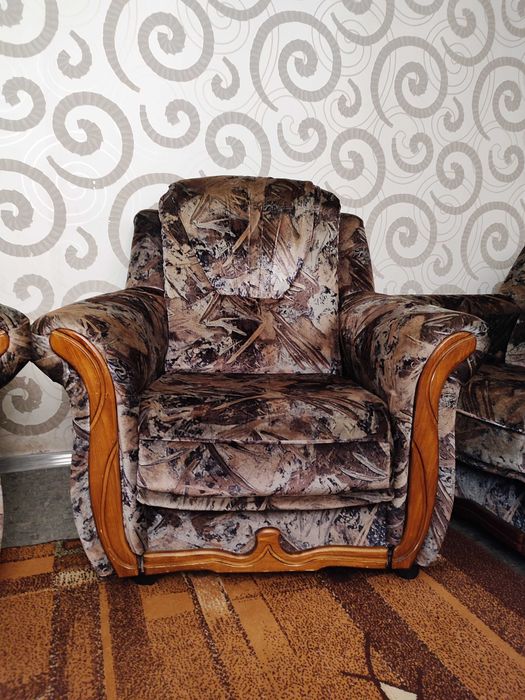 Продається комплект м'яких меблів: диван + два крісла. Вживане.