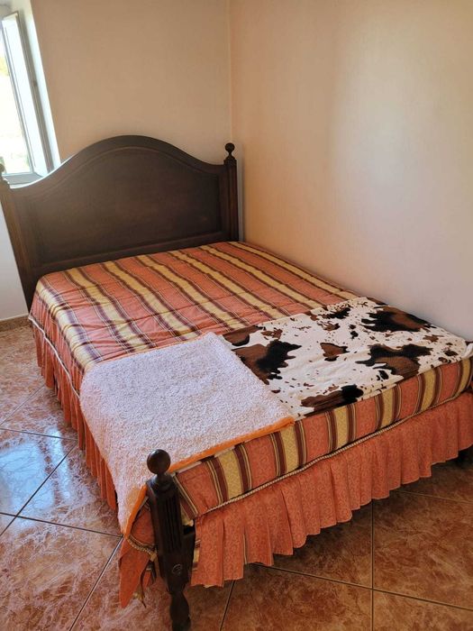 Cama com 1 mesinha de cabeceira