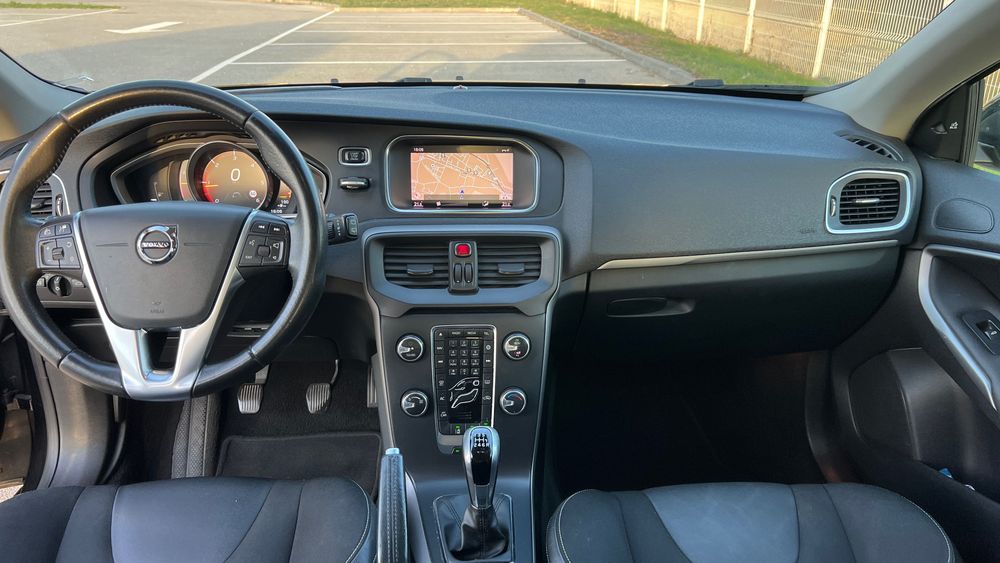 Volvo V40 D2 2017 ( 2.0cc 120 cv ) - FULL EXTRAS