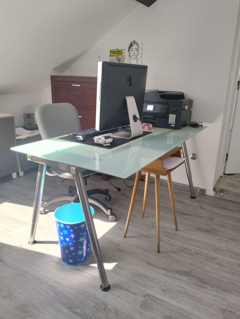Secretaria Tampo de Vidro e estrutura em metal