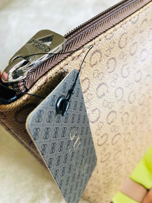 GUESS kosmetyczka bezowa lub ciemno szara