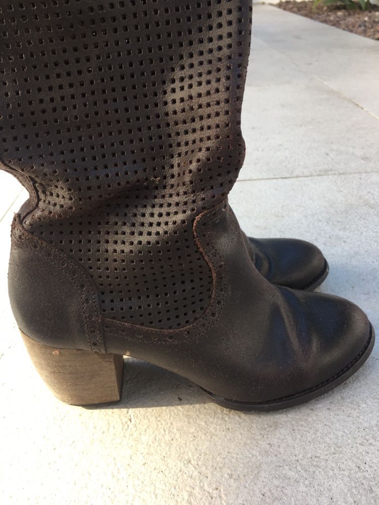 Botas castanhas cano alto