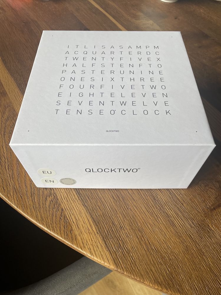 Nowy, nowoczesny, srebny zegar Qlocktwo, swiecacy