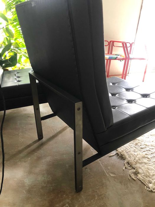 2 cadeirões pretos, modernistas em capitoné