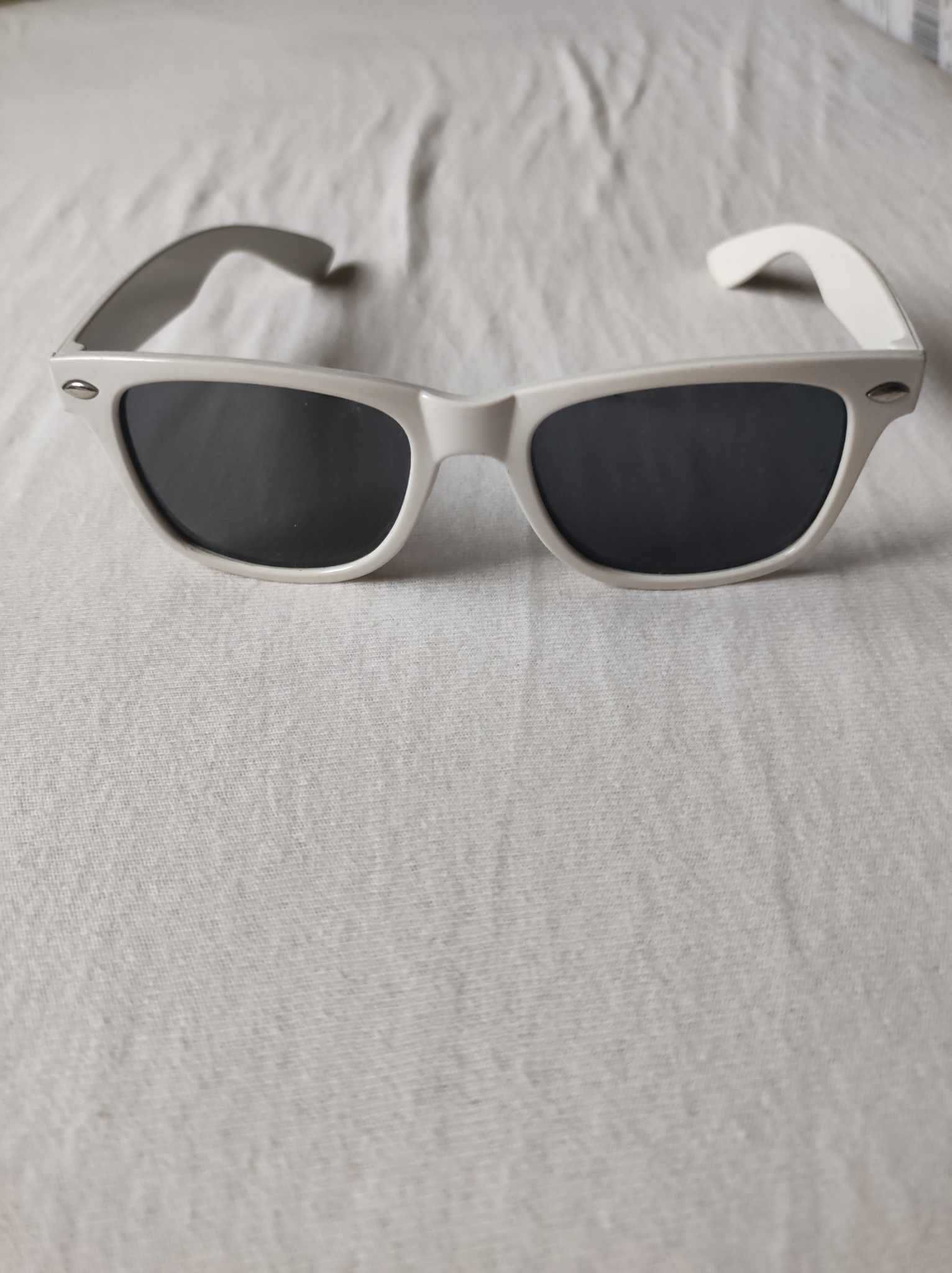 Okulary przeciwsłoneczne Białe z białą ramą przyciemniające