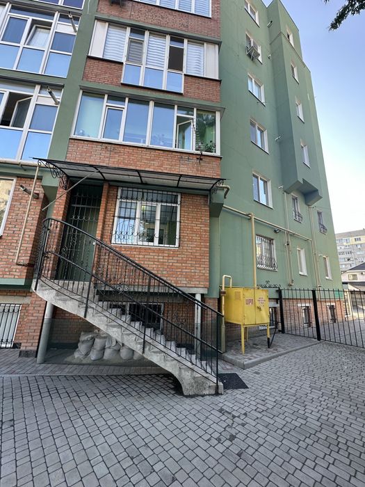 Продаж приміщення в новобудові з окремим входом центр міста 85 метрів