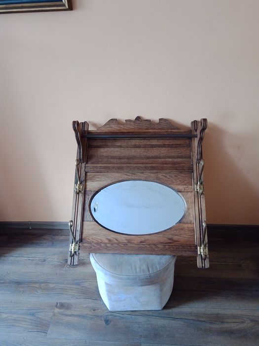 Drewniany wieszak z lustrem