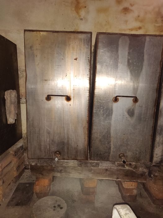 Продаються ємності