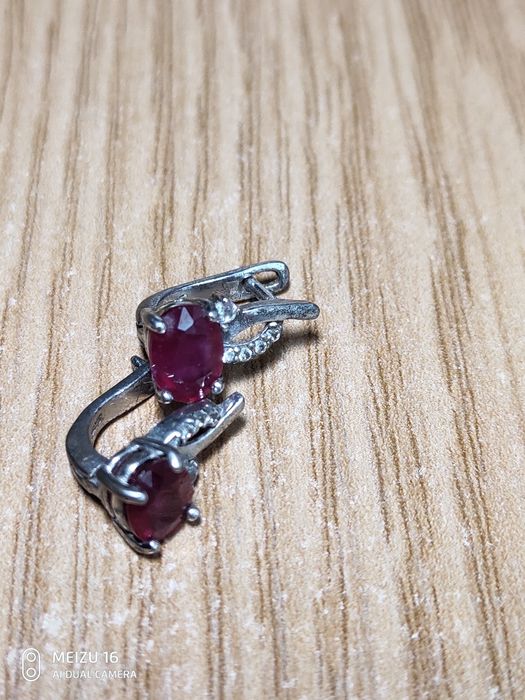 Продам серебряные серьги с рубином