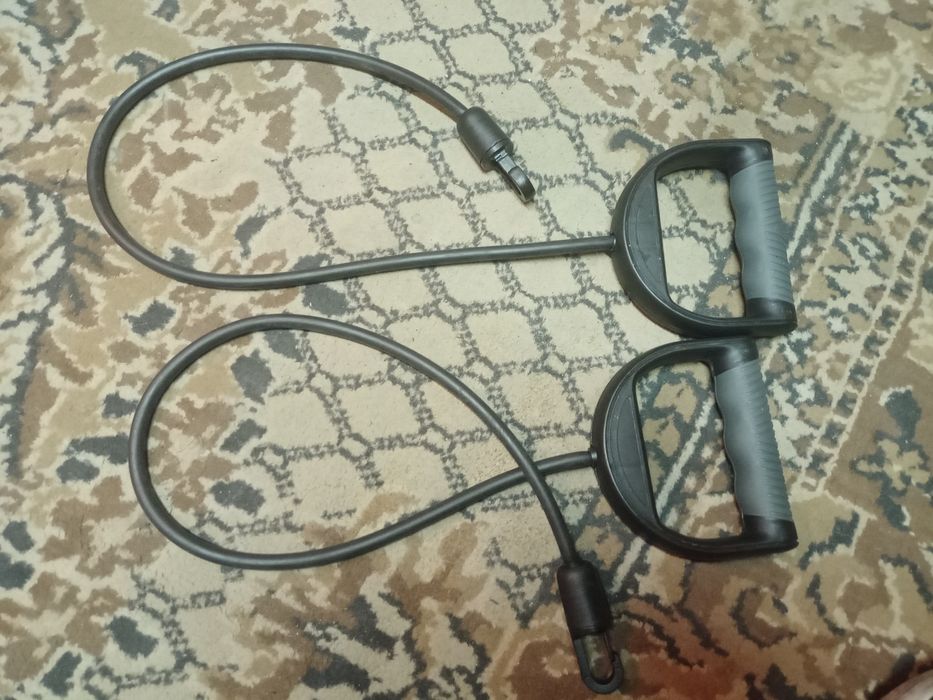 Dwie gumy do rozciągania z uchwytem