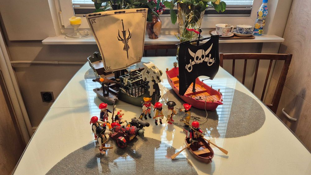 Zestaw figurek playmobil: Piracka odyseja - DWA STATKI i Piraci.