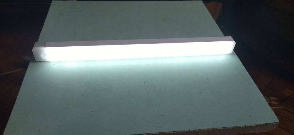 Led світильник з акумулятором і датчиком руху