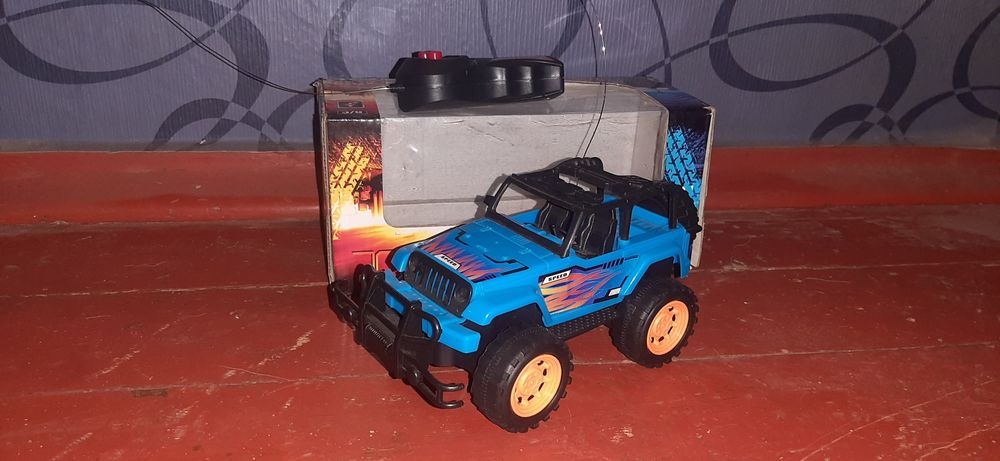 Машинка перевертышь на радиоуправлении.