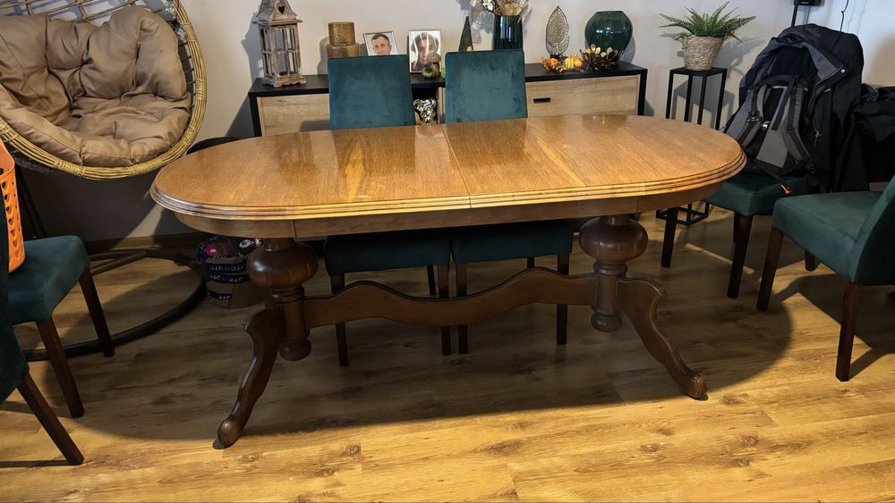 Masywny debowy stół