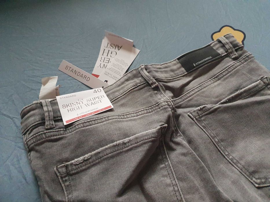 Spodnie markowe stradivarius  rozmiar 40