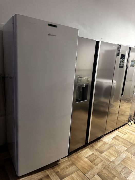 Морозильна камера BAUKNECHT,привезена з Німеччини.