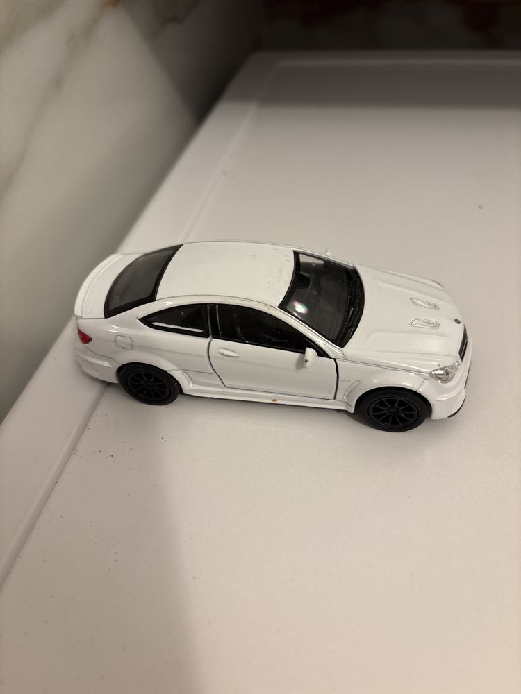Samochodzik Mercedes