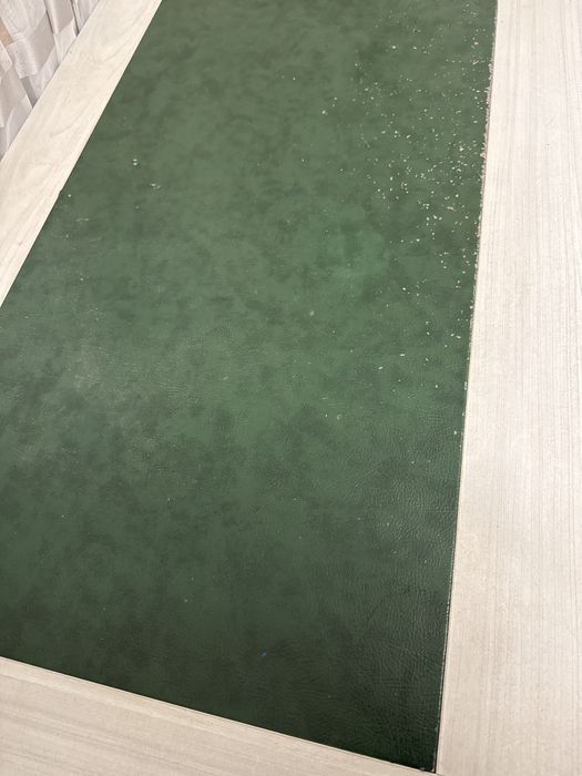 Письмовий стіл в гарному стані