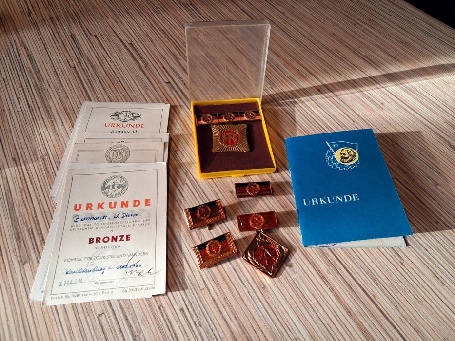 Medale i odznaczenia DDR 5 szt. + legitymacje okres PRL vintage