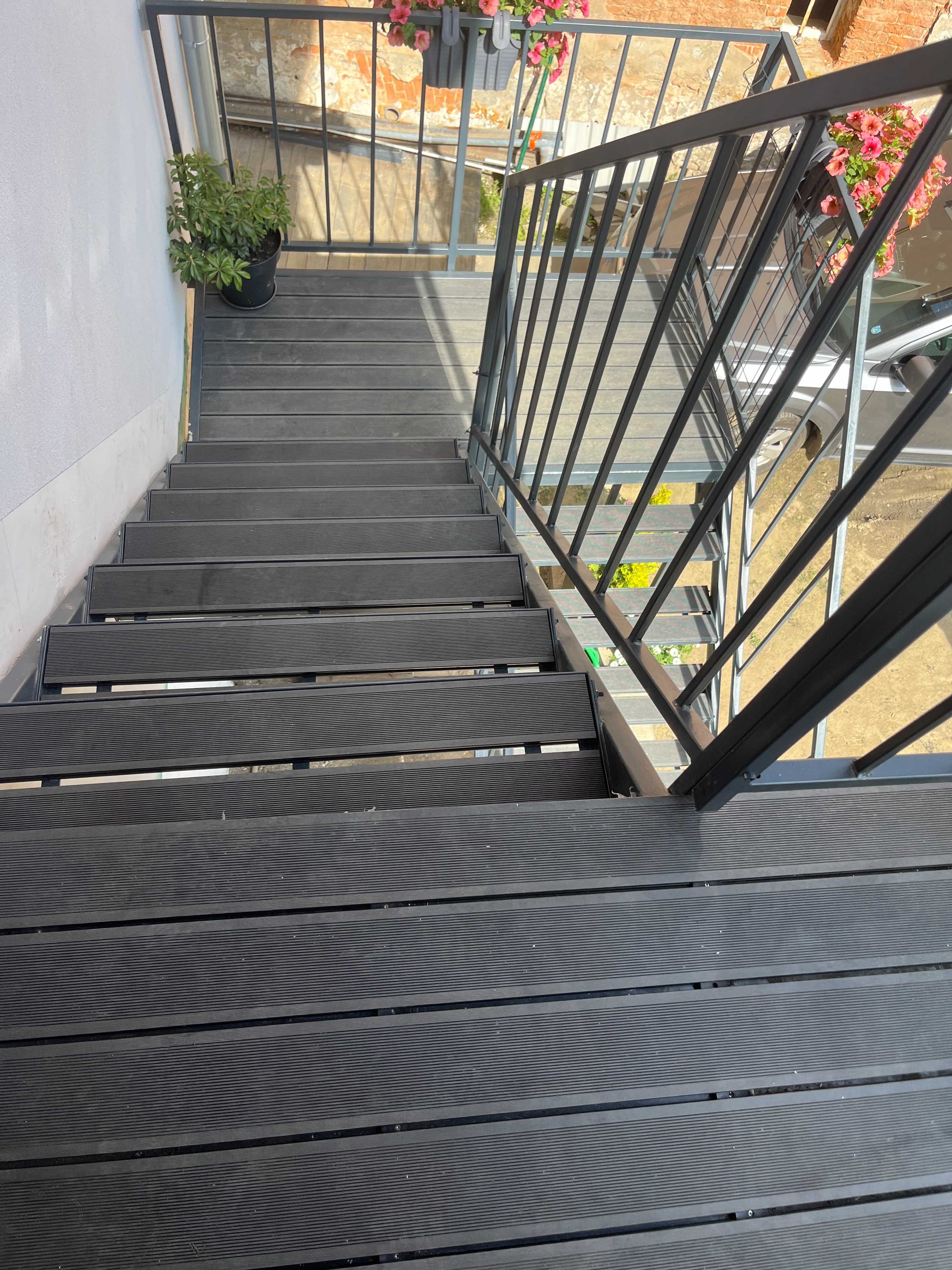 Schody zewnętrzne balustrady barierki platforma taras