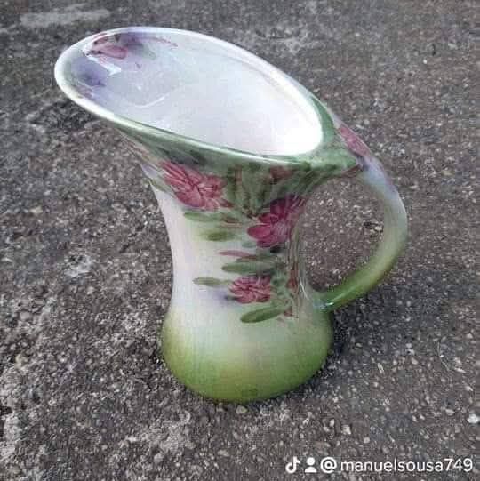 Vendo esta caneca muita bonita bom estado