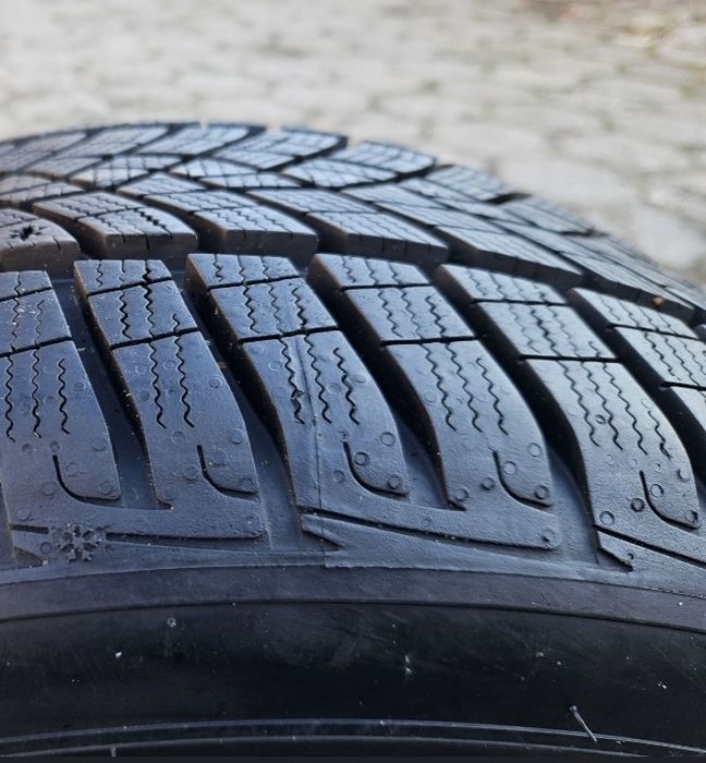 Opony zimowe Goodyear 225/40/18 jak NOWE !!! 4szt