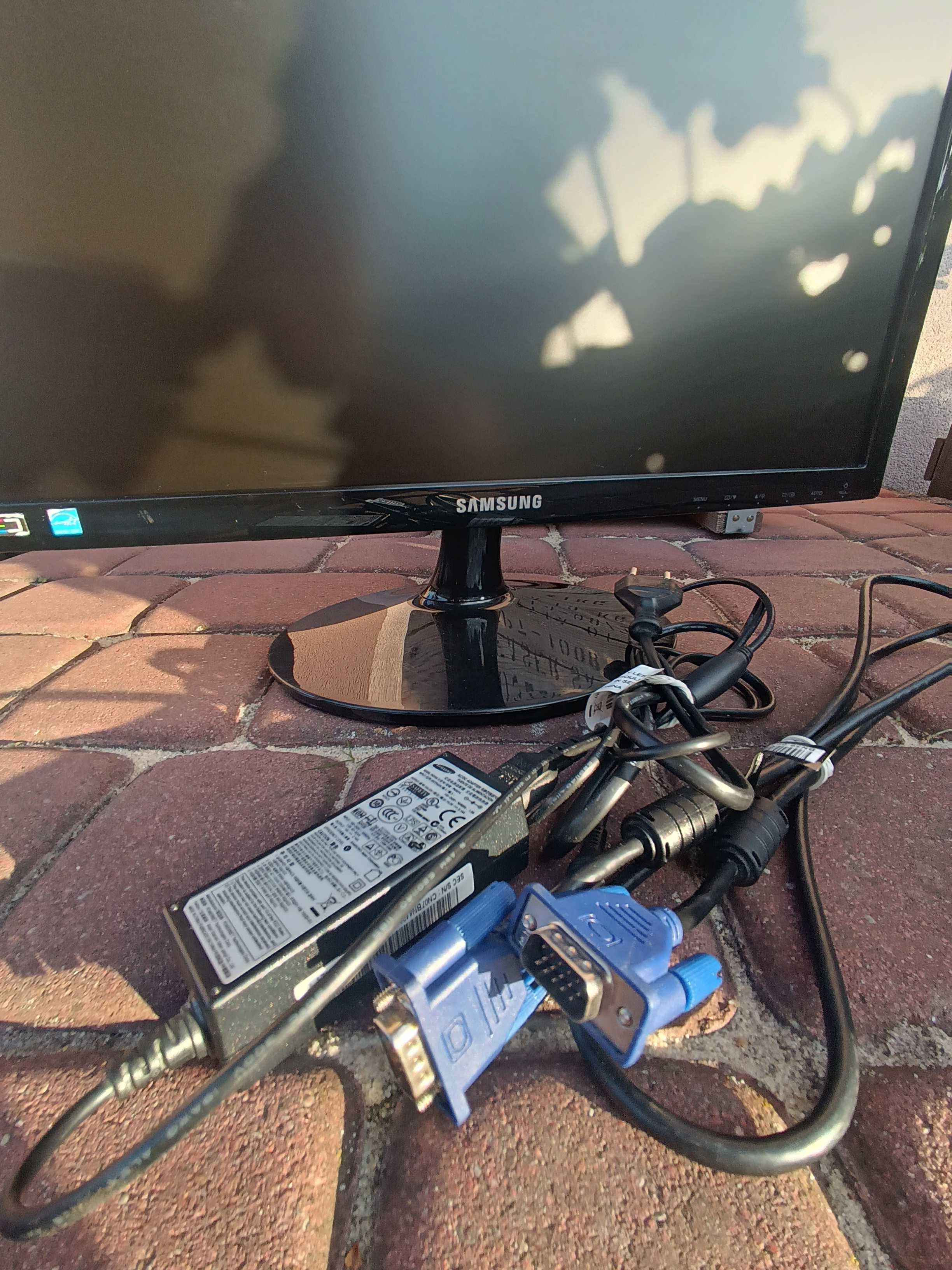 Monitor LCD Samsung SynMaster S19B300 sprawny