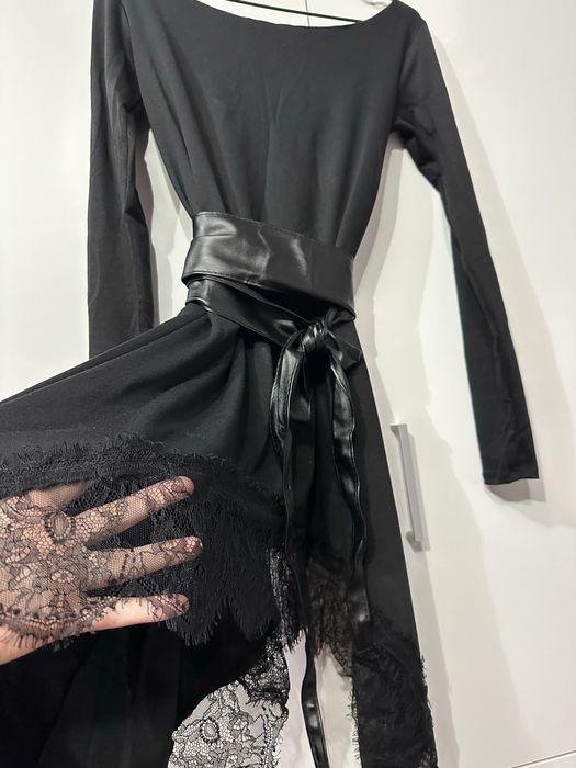 Платье голые плечи с поясом, рукав перчатка S-M