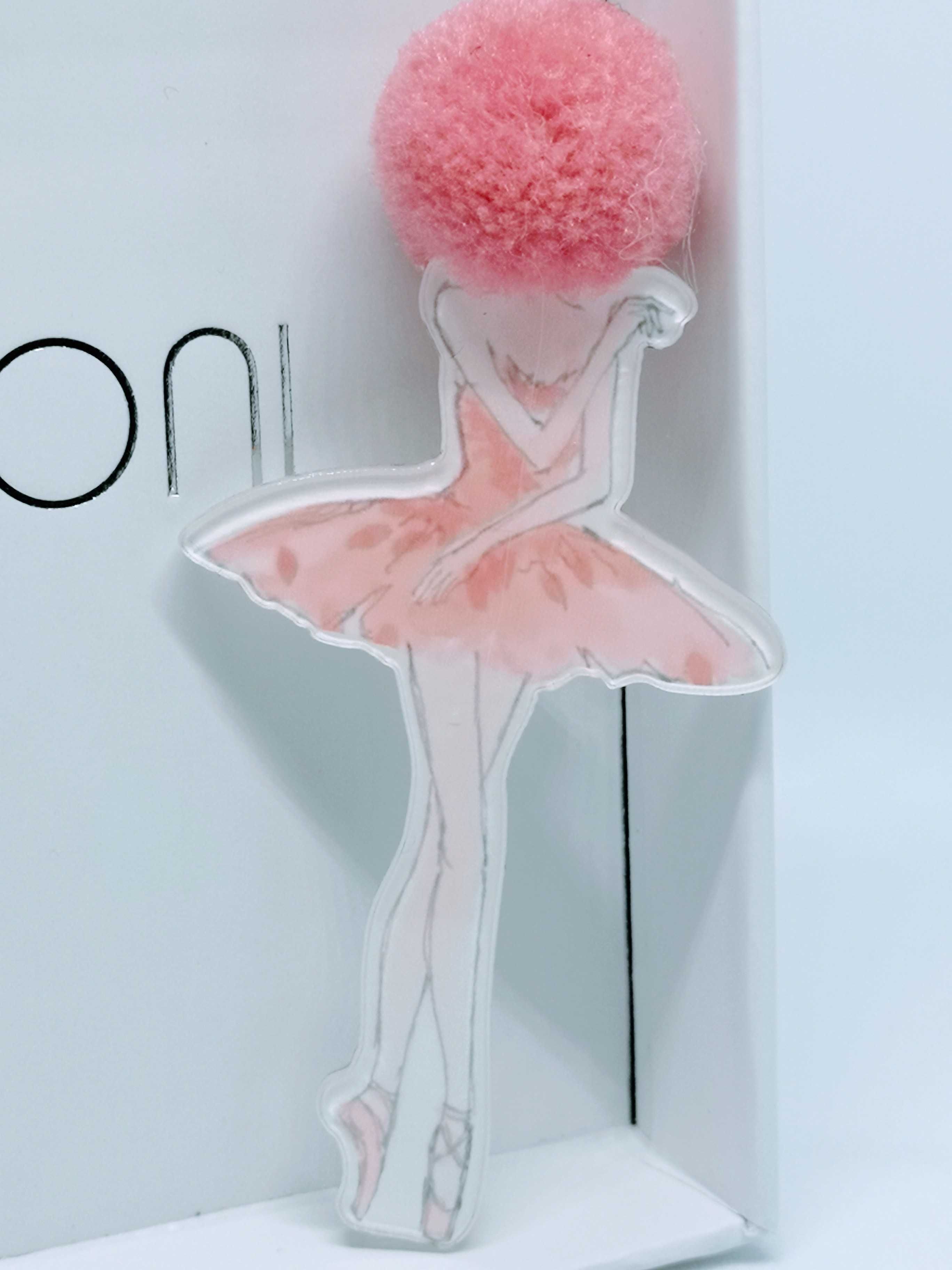 Oryginalna akrylowa broszka róż pompon anime kreskówki