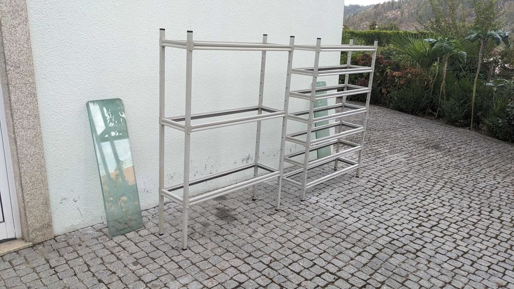 Estantes metálicas com prateleiras ajustáveis de vidro