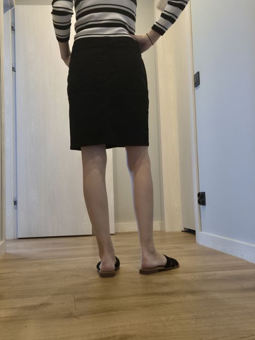 * Czarna spódnica jeans, rozm 44