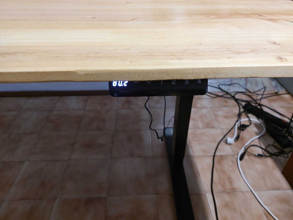 Mesa com tampo de pinho com elevação programada