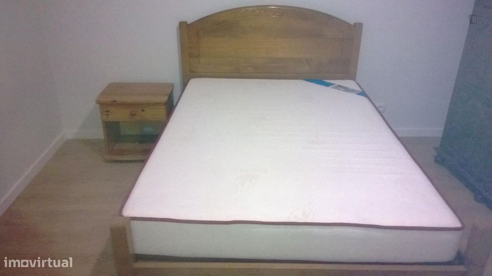 734562 - Quarto com cama de casal em...