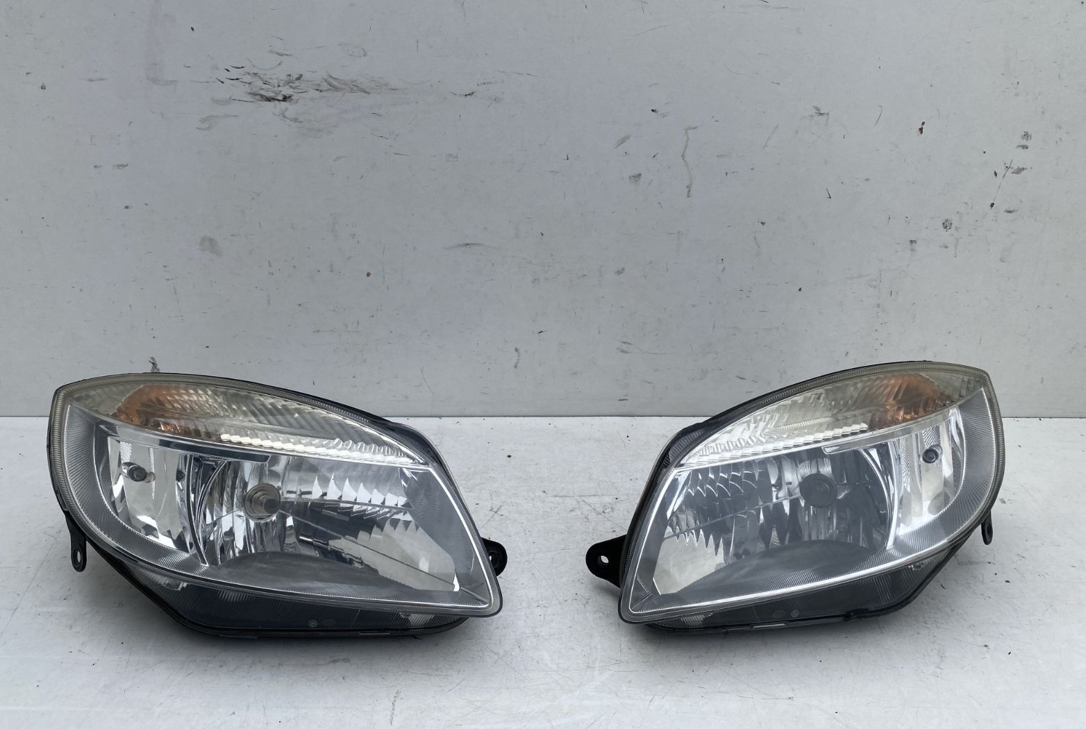 Zderzak maska lampa Roomster Fabia II scout 9202