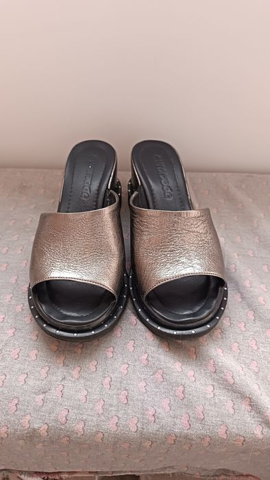 Шлёпанцы на танкетке